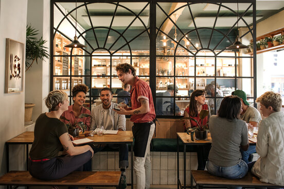 Menschen im Restaurant | © stock.adobe.com / mavoimages Menschen im Restaurant | © stock.adobe.com / mavoimages